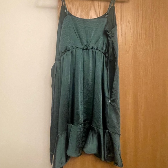 green mini dress - Picture 2 of 2